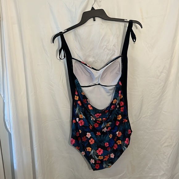 Floral one piece bathing suit. 1X. - Picture 2 of 4